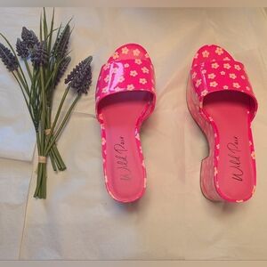 NIB Wild Pair Melborne Patent Hot Pink Daisy Print Platform Sandals Sz 6.5